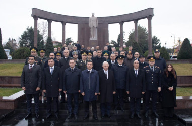 Şəmkirdə Ulu Öndər Heydər Əliyevin əziz xatirəsi ehtiramla anılıb.