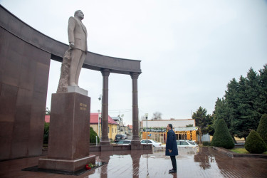 Şəmkirdə Ulu Öndər Heydər Əliyevin əziz xatirəsi ehtiramla anılıb.