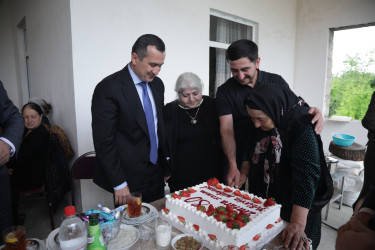 Rəşad Tağıyev Beynəlxalq Ailə Günündə şəhid anasını 80 illik yubileyi münasibətilə ziyarət edib