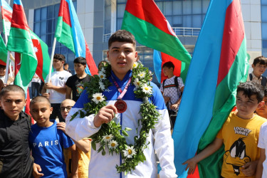 Avropa çempionatında bürünc medal qazanan idmançımız Şəmkirdə coşqu ilə qarşılanıb
