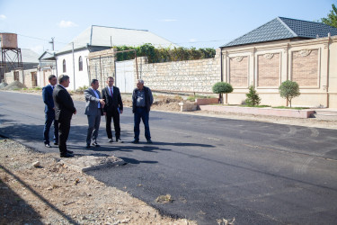 M.Əsədov küçəsində yeni asfalt örtüyünün salınması, E.Allahverdiyev küçəsində isə təmir işləri yekunlaşıb
