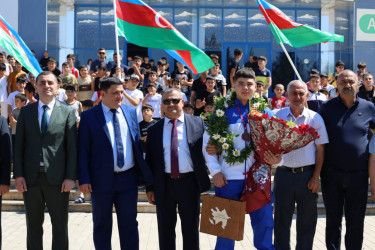 Avropa çempionatında bürünc medal qazanan idmançımız Şəmkirdə coşqu ilə qarşılanıb