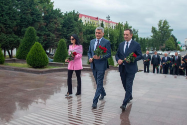 Dövlət Qulluqçularının Peşə Bayramı Günü münasibətilə Ulu Öndər Heydər Əliyevin abidəsi ziyarət olundu