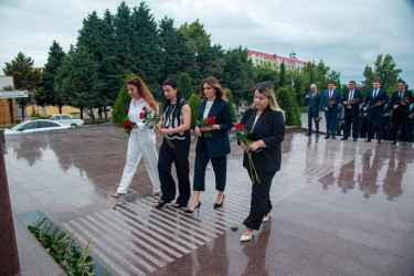 Dövlət Qulluqçularının Peşə Bayramı Günü münasibətilə Ulu Öndər Heydər Əliyevin abidəsi ziyarət olundu