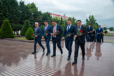 Dövlət Qulluqçularının Peşə Bayramı Günü münasibətilə Ulu Öndər Heydər Əliyevin abidəsi ziyarət olundu