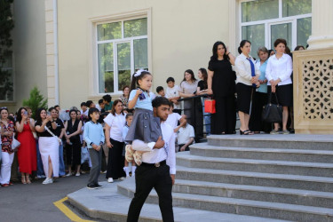 Bu gün məzunlar üçün "Son zəng" çalınıb