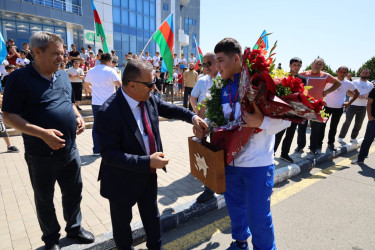 Avropa çempionatında bürünc medal qazanan idmançımız Şəmkirdə coşqu ilə qarşılanıb