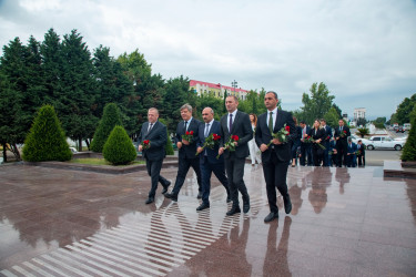 Dövlət Qulluqçularının Peşə Bayramı Günü münasibətilə Ulu Öndər Heydər Əliyevin abidəsi ziyarət olundu