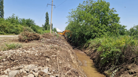 Şəmkir rayonunun Yeniabad kəndində yerləşən sututarı qidalandıran arx və kanalların təmizlənməsi işlərinə start verilib.