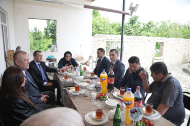 Rəşad Tağıyev Beynəlxalq Ailə Günündə şəhid anasını 80 illik yubileyi münasibətilə ziyarət edib