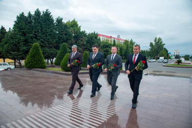 Dövlət Qulluqçularının Peşə Bayramı Günü münasibətilə Ulu Öndər Heydər Əliyevin abidəsi ziyarət olundu
