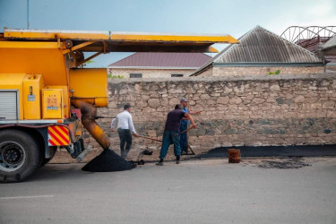 Şəmkir şəhərinin H.Cavid küçəsində cari təmir işləri aparılır, yeni səki inşa edilir